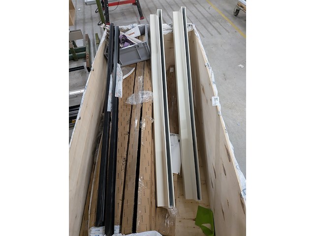 Partij aluminium en kunststof profielen - afbeelding 24 van  36