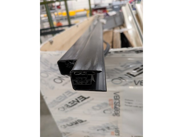 Partij aluminium en kunststof profielen - afbeelding 29 van  36