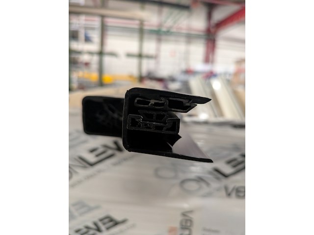 Partij aluminium en kunststof profielen - afbeelding 30 van  36