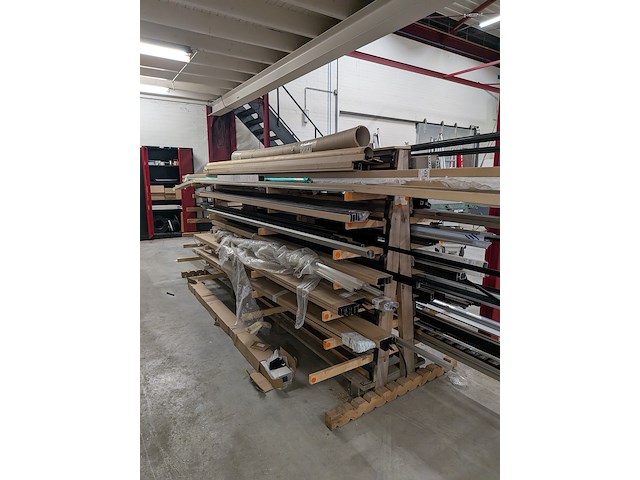 Partij aluminium en kunststof profielen - afbeelding 32 van  36