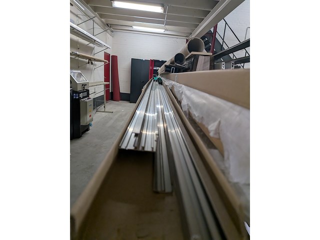 Partij aluminium en kunststof profielen - afbeelding 34 van  36