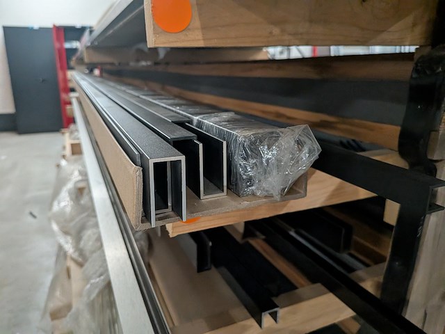 Partij aluminium en kunststof profielen - afbeelding 35 van  36