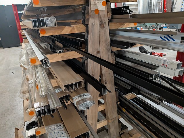 Partij aluminium en kunststof profielen - afbeelding 36 van  36