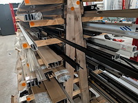 Partij aluminium en kunststof profielen - afbeelding 36 van  36