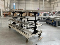 Partij aluminium op verrijdbare draagarmstelling