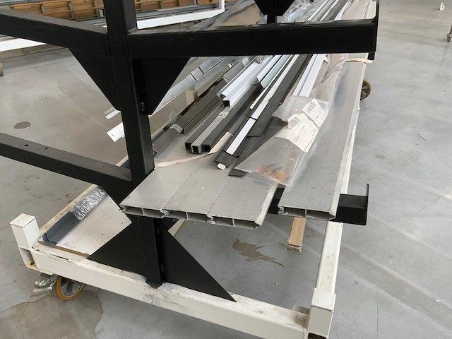 Partij aluminium op verrijdbare draagarmstelling - afbeelding 1 van  1