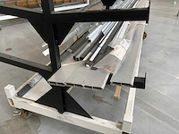 Partij aluminium op verrijdbare draagarmstelling