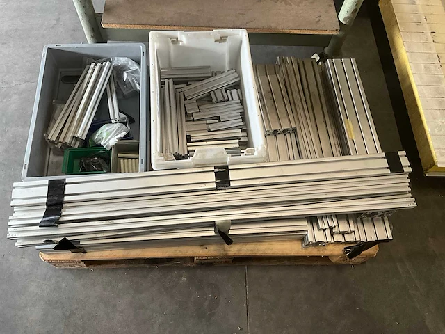 Partij aluminium profiel met toebehoren - afbeelding 2 van  9