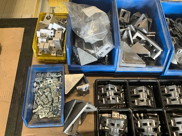 Partij aluminium profiel met toebehoren - afbeelding 4 van  9