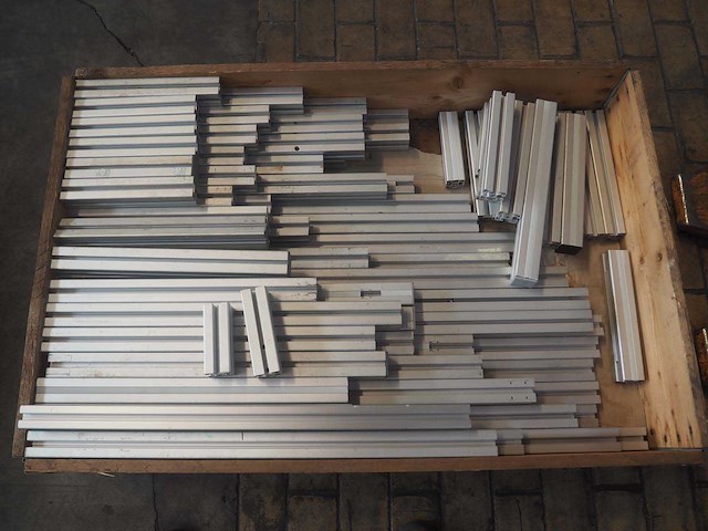 Partij aluminium profiel mix (45x45mm, 114kg incl pallet) - afbeelding 1 van  5