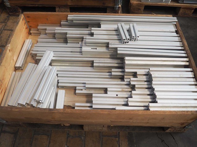 Partij aluminium profiel mix (45x45mm, 114kg incl pallet) - afbeelding 2 van  5