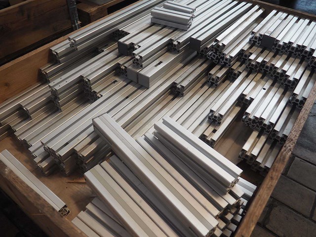 Partij aluminium profiel mix (45x45mm, 114kg incl pallet) - afbeelding 3 van  5