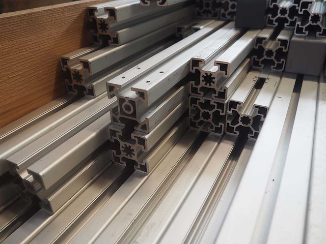 Partij aluminium profiel mix (45x45mm, 114kg incl pallet) - afbeelding 1 van  2