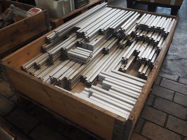 Partij aluminium profiel mix (45x45mm, 114kg incl pallet) - afbeelding 2 van  2