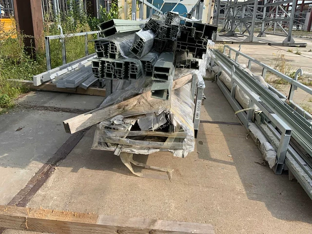 Partij aluminium profielen in bok (3x) - afbeelding 2 van  17