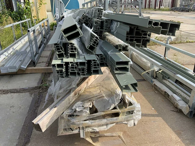 Partij aluminium profielen in bok (3x) - afbeelding 8 van  17