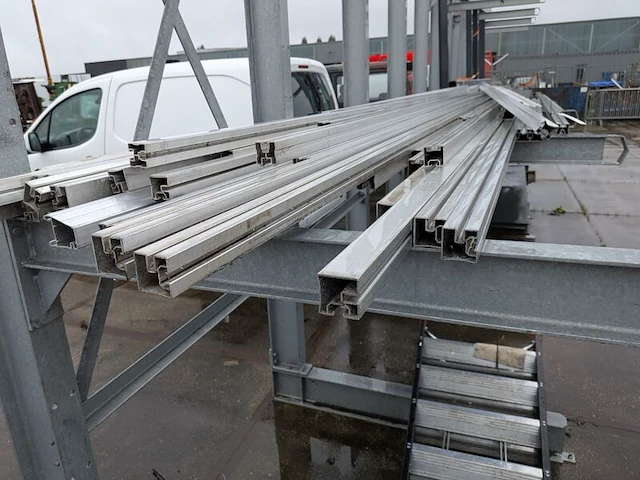Partij aluminium profielen / montagerails - afbeelding 2 van  3