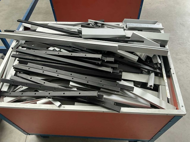 Partij aluminium restanten inclusief 2 karren - afbeelding 1 van  4