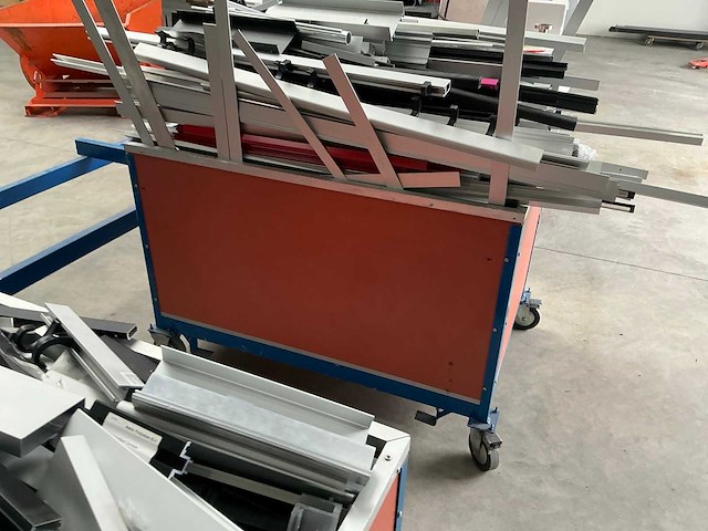 Partij aluminium restanten inclusief 2 karren - afbeelding 2 van  4