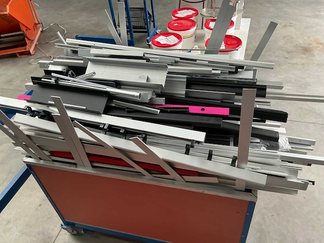 Partij aluminium restanten inclusief 2 karren - afbeelding 3 van  4