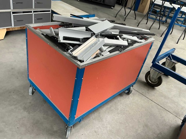 Partij aluminium restanten inclusief 2 karren - afbeelding 4 van  4