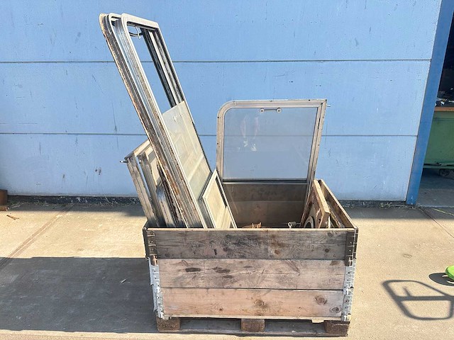 Partij aluminium scheepsramen - afbeelding 1 van  5