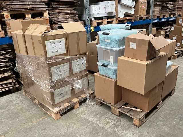Partij aluminium scheermesjes met houder - afbeelding 4 van  10