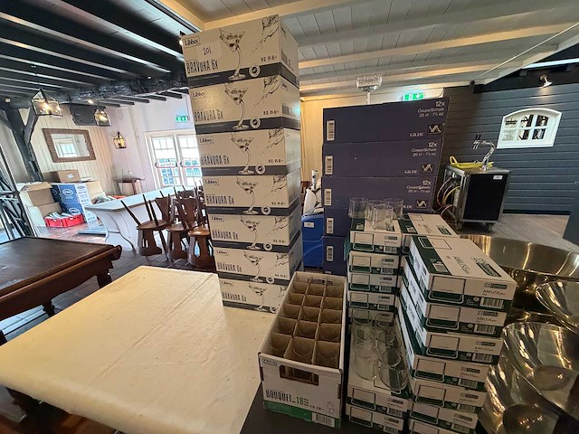 Partij amuse glazen, cocktail glazen en dessert coupes - afbeelding 1 van  2