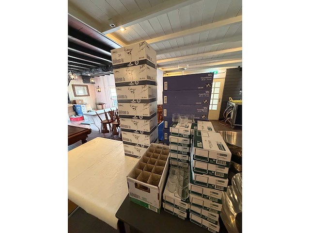 Partij amuse glazen, cocktail glazen en dessert coupes - afbeelding 2 van  2