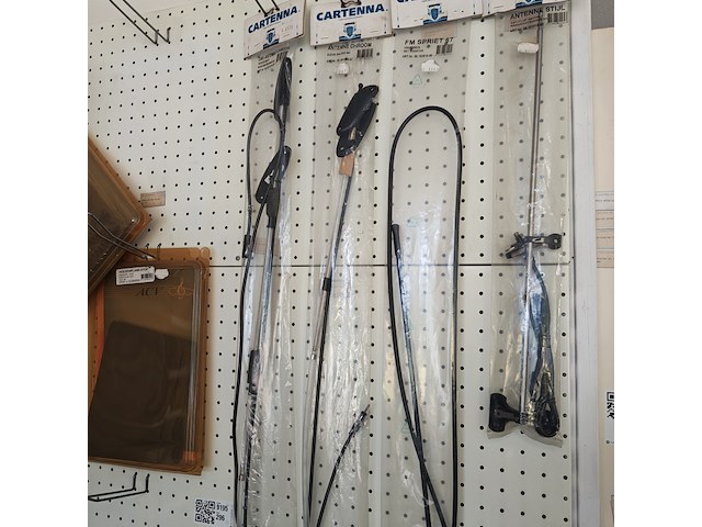 Partij antennes en hoedenplankenstof - afbeelding 2 van  4
