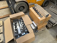 Partij anti klimstrip - hout betonschutting - afbeelding 1 van  1