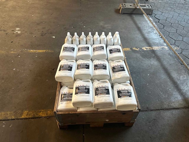 Partij antivries en koelmiddel voor hoogfrequente stroom apparatuur (46x) - afbeelding 1 van  4