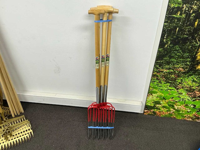 Partij atlas mestvorken 5-tands rood met dubbele veer en t-steel 90cm (5x) - afbeelding 1 van  3