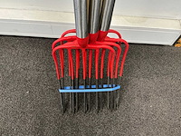 Partij atlas mestvorken 5-tands rood met dubbele veer en t-steel 90cm (5x) - afbeelding 3 van  3