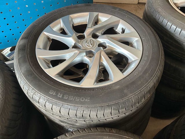 Partij autoband met velg - afbeelding 15 van  15