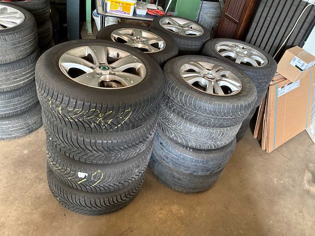 Partij autoband met velg - afbeelding 2 van  5