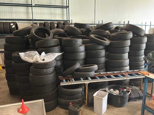 Partij autobanden - afbeelding 1 van  4