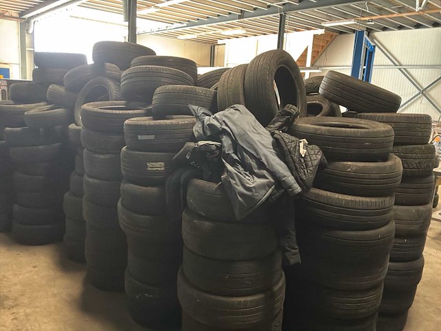 Partij autobanden - afbeelding 4 van  4