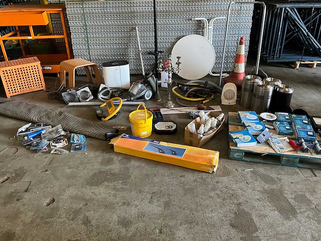 Partij automaterialen, inventaris, led verlichting en toebehoren - afbeelding 1 van  14