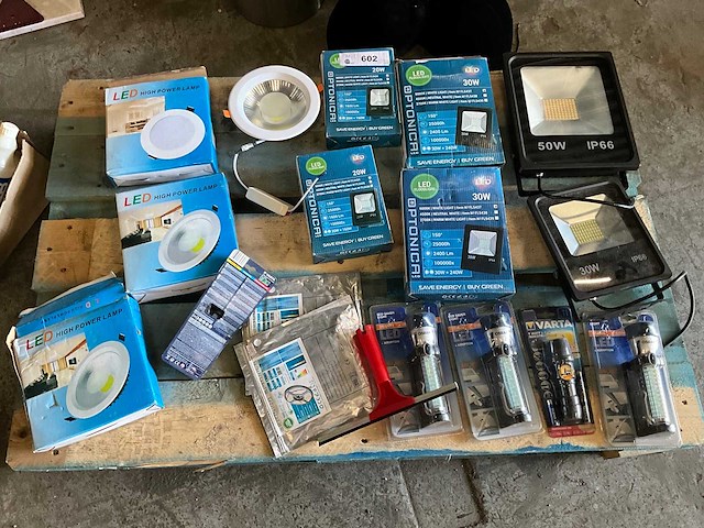 Partij automaterialen, inventaris, led verlichting en toebehoren - afbeelding 2 van  14