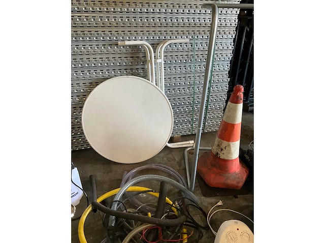 Partij automaterialen, inventaris, led verlichting en toebehoren - afbeelding 9 van  14