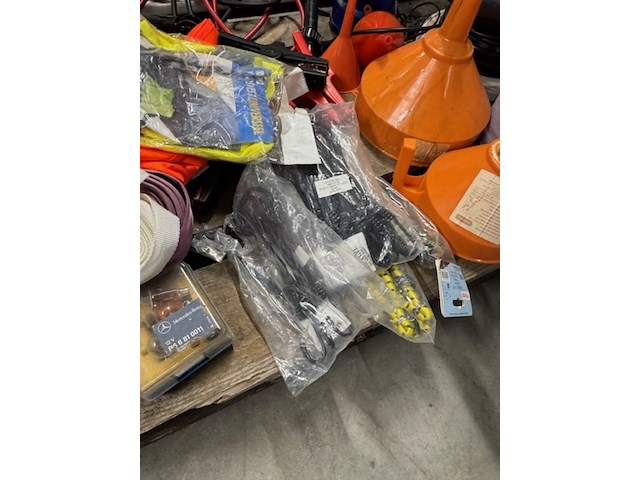 Partij automaterialen - afbeelding 2 van  10