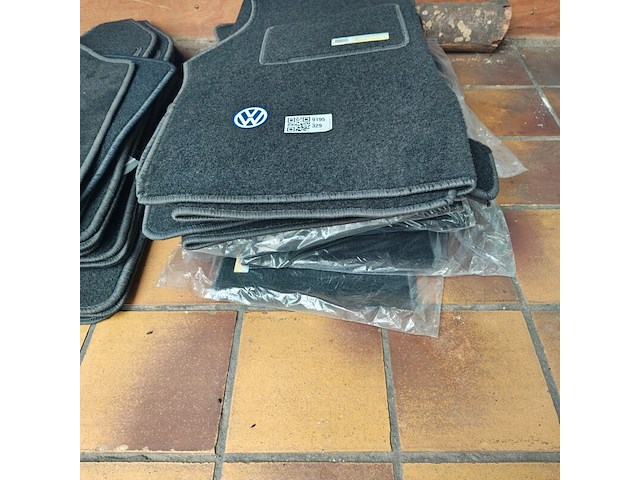 Partij automatten, vw transporter - afbeelding 1 van  1