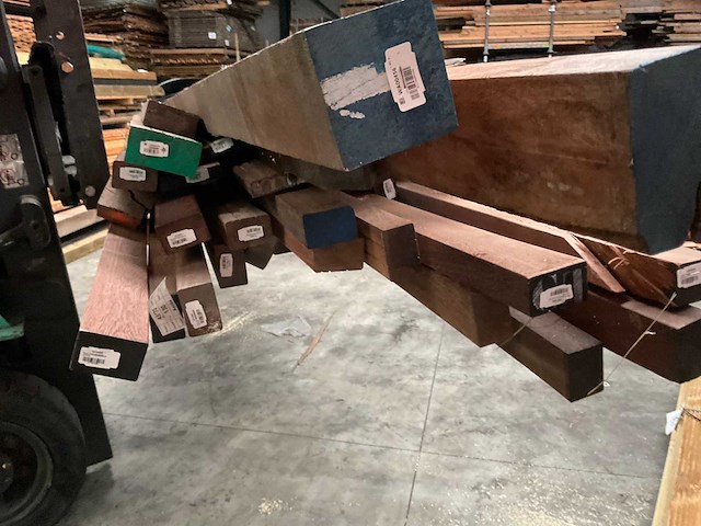 Partij azobé hardhouten palen en balken - afbeelding 9 van  13