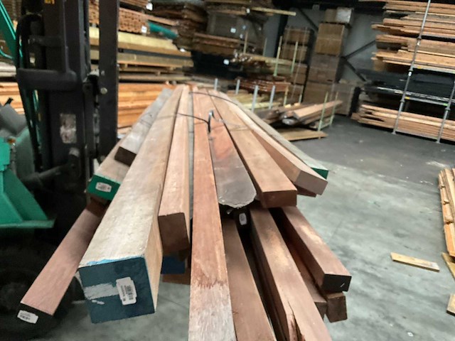 Partij azobé hardhouten palen en balken - afbeelding 10 van  13