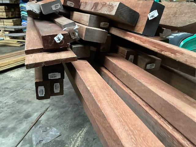 Partij azobé hardhouten palen en balken - afbeelding 11 van  13