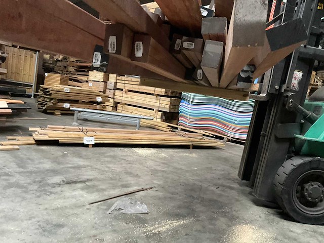 Partij azobé hardhouten palen en balken - afbeelding 2 van  13