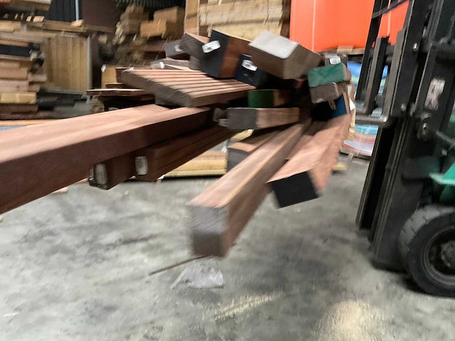 Partij azobé hardhouten palen en balken - afbeelding 3 van  13