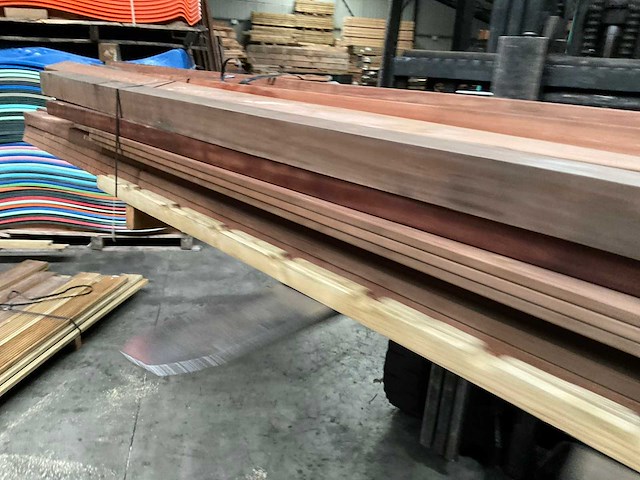 Partij azobé hardhouten palen en balken - afbeelding 7 van  13