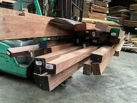 Partij azobé hardhouten palen en balken - afbeelding 8 van  13